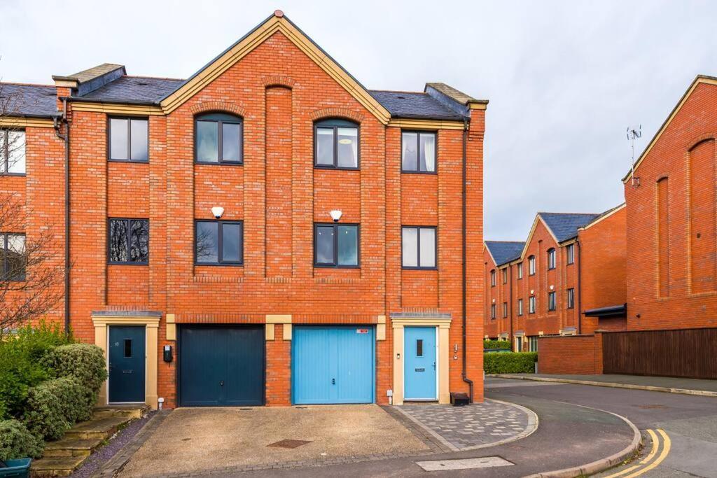 Stylish Townhouse Chester City Centre With Parking Zewnętrze zdjęcie