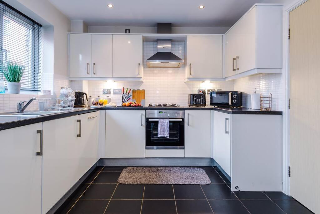 Stylish Townhouse Chester City Centre With Parking Zewnętrze zdjęcie